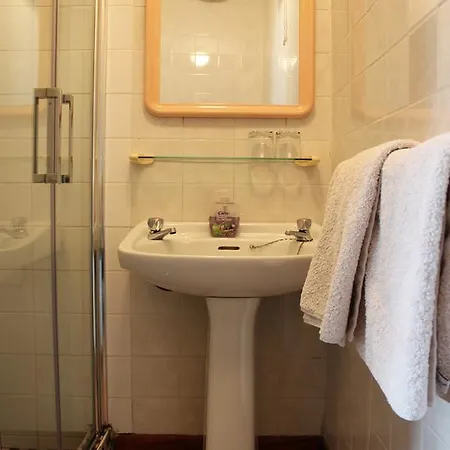 Avelow House Bed & Breakfast